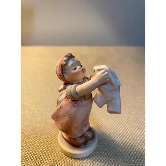 Goebel Hummel “Wash Day” 321 Porcelain Figurine, 3 1/2”Tall in Box, Tmk 6 - Picture 2 of 6